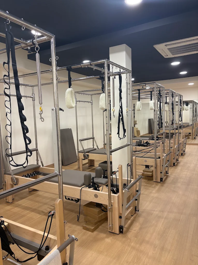 Interior del estudio Bodim Pilates con reformers en fila
